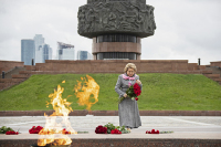 Валентина Матвиенко возложила цветы к Вечному огню в Парке Победы на Поклонной горе