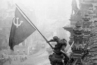 СМИ сообщили о блокировке в Facebook фото знамени Победы над рейхстагом