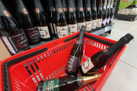 Незаконно реализуемую алкогольную продукцию предлагают уничтожать