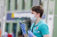 Экологи призвали использовать многоразовые перчатки при пандемии коронавируса