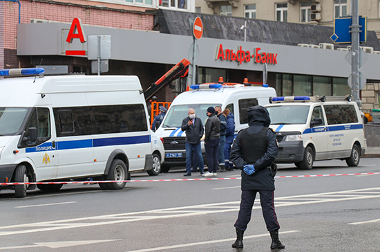 Захвативший банк в центре Москвы заявил, что здание заминировано