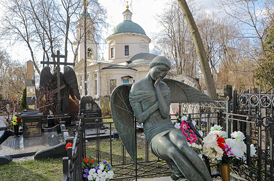 В Москве продлили рекомендацию воздержаться от посещения церквей и кладбищ