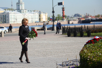 В день рождения Петербурга Валентина Матвиенко возложила цветы к Медному всаднику