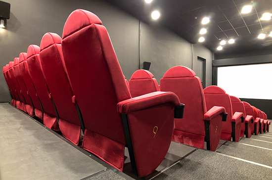 При рассадке зрителей в кинотеатрах рекомендовано обеспечить дистанцию в 1,5 метра 
