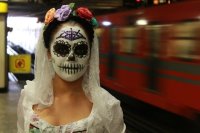 В метро Мехико рекомендовали пассажирам молчать для профилактики коронавируса