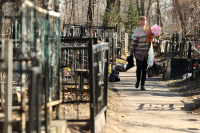 С 9 июня в Москве снимают ограничения на посещение кладбищ