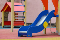 Жильцы многоквартирных домов могут получить в собственность детские площадки и клумбы