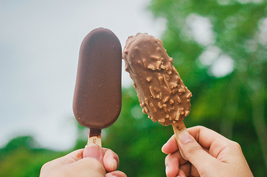 Диетолог объяснил, почему опасно поедание мороженого в жару