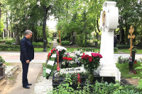 Вячеслав Володин возложил цветы к памятнику Станиславу Говорухину