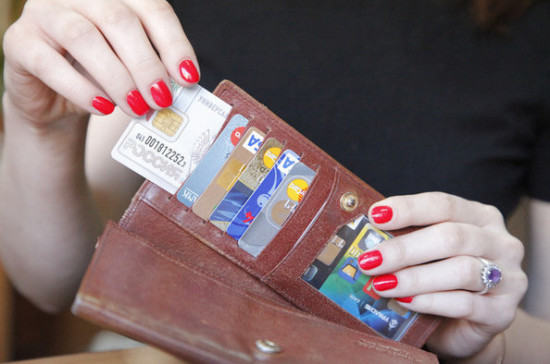 Выпуск банковских карт в России может стать платным, пишут СМИ