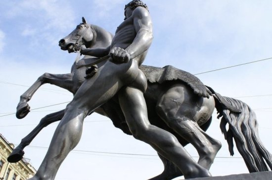 В Петербурге вандалы повредили коней на Аничковом мосту
