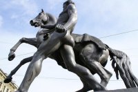 В Петербурге вандалы повредили коней на Аничковом мосту