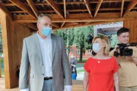Вице-спикер Госдумы Пётр Толстой и председатель Комитета Совета Федерации по соцполитике Инна Святенко приняли участия в торжественном открытии мемориалов. фото: пресс-служба Петра Толстого