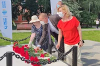 «К юбилейной дате 75-летия Победы в Великой Отечественной войне было очень важно, чтобы пространство в городе было не только благоустроено зелёными насаждениями, но и, самое главное, чтобы остались те исторические места в районах, которым можно поклониться», - сказала журналистам во время церемонии открытия сенатор Инна Святенко. фото: пресс-служба Петра Толстого