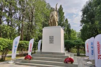 В московском районе Капотня отреставрировали два памятника, посвящённые воинам-жителям района и рабочим-нефтяникам. Памятнику жителям Капотни уже 66 лет, его установили в 1954 году. фото: пресс-служба Петра Толстого
