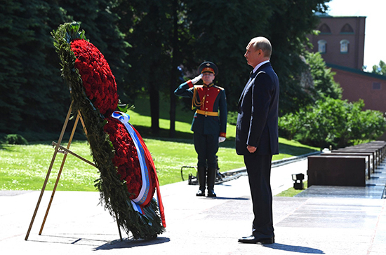 Путин возложил венок к Могиле Неизвестного солдата 