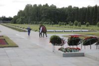 Депутат Романов возложил цветы к монументу «Мать-Родина» на Пискарёвском кладбище