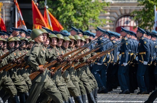 Французский политик назвал впечатляющим парад Победы в Москве