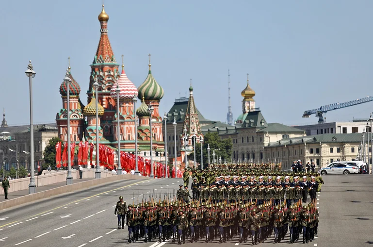 Парад Победы в Москве открыли одиннадцать подразделений в форме времён Великой Отечественной войны. Бойцы несли в руках легендарные винтовки Мосина и самозарядные карабины Симонова. А следом за ними прошли знаменитые танки Т-34-85 и самоходки СУ-100. Столь масштабная историческая реконструкция была применена впервые. фото: АГН москва