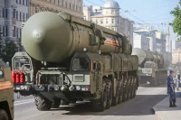 Пусковые установки ракетных комплексов «Ярс» из-за своих внушительных размеров и боевого предназначения из года в год пользуются повышенным вниманием публики. Напомним, ракетные соединения, вооружённые «Ярсами», составляют «сердце» мобильной группировки ядерных сил России. фото: АГН Москва