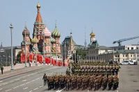 Парад Победы в Москве открыли одиннадцать подразделений в форме времён Великой Отечественной войны. Бойцы несли в руках легендарные винтовки Мосина и самозарядные карабины Симонова. А следом за ними прошли знаменитые танки Т-34-85 и самоходки СУ-100. Столь масштабная историческая реконструкция была применена впервые. фото: АГН москва