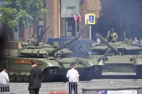 Рекорд в рекорде: в юбилейном Параде в этот раз приняло участие и самое большое число новейшей военной техники – более двадцати образцов. Среди них танки Т-80БВМ (на фото справа), огнемётная система «Тосочка», береговой комплекс «Бал», БМП-2М «Бережок» и многие другие.
