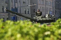 Из-за противоэпидемических мер безопасности организаторы Парада Победы решили сократить составы парадных экипажей: в большинстве боевых машин были только командиры и механики-водители. фото: АГН Москва
