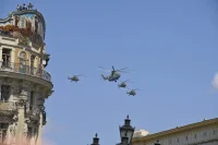 Авиационную часть Парада Победы открыла вертолётная группа в составе 20 единиц, включая Ми‑8, Ми‑35, Ка‑52, Ми‑28. Возглавил группу десантно‑транспортный вертолёт Ми‑26.