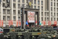 Ещё одна уникальная особенность Парада в этом году – самое большое количество представленной военной техники. Всего по брусчатке Красной Площади прошло 216 боевых машин, сообщал ТАСС. В составе колонны были танки, БМП, системы залпового огня, зенитно-ракетные комплексы и другие.