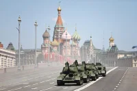 Парад Победы 1945 года вошёл в историю как «триумф невиданной силы, как торжество добра над злом, мира над войной, жизни над смертью», сказал президент Владимир Путин, обращаясь к россиянам с Красной площади. И сегодня, по его словам, перед всеми нами стоит задача сделать всё, чтобы память о геройских подвигах защитников Отечества никогда не померкла. фото: АГН Москва