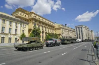 По традиции, механизированная колонна заезжала на Красную площадь с Тверской улицы, а на Манежной площади базировался парадный «резерв» на случай, если какая-то машина вдруг выйдет из строя. К счастью, в этом году, как и раньше, никаких происшествий не случилось.