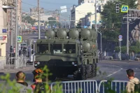 На Тверской улице традиционно все москвичи и гости столицы могли с близкого расстояния увидеть лучшие образцы российской военной техники, и 9 мая каждый год в окрестностях Красной площади собиралось множество людей. Однако 24 июня 2020 года центр города оказался немноголюден. Накануне мэр Сергей Собянин призвал горожан смотреть парад по телевизору дома, во избежание рисков заражения коронавирусом. фото: АГН Москва
