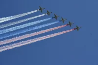 Шесть штурмовиков Су-25 совершили традиционный финальный штрих Парада – расчертили небо цветами государственного флага Российской Федерации.