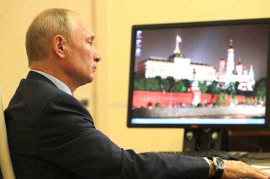Путин пригласил Макрона в Россию