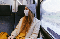 В Латвии с 1 июля отменили обязательное ношение масок в общественном транспорте