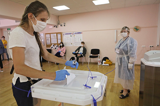 Камеры на избирательном участке в Москве зафиксировали возможный вброс бюллетеней