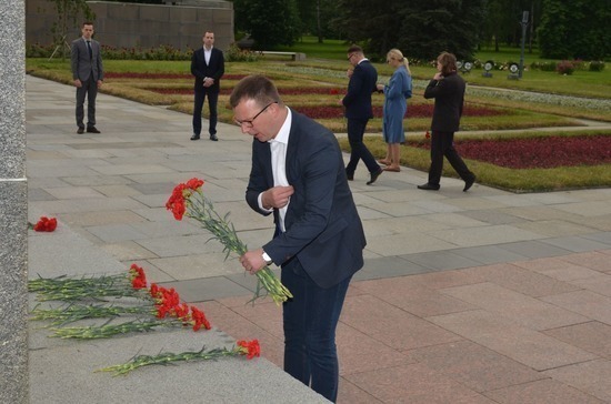 Сербские наблюдатели за голосованием в России возложили венки на Пискарёвском кладбище