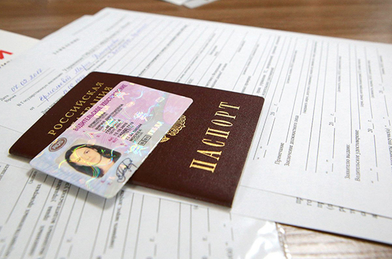 СМИ: россиянам могут разрешить использовать водительские права для получения банковских услуг