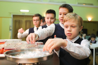 Часть регионов готова к организации бесплатного питания в начальных классах, заявили в Минпросвещения