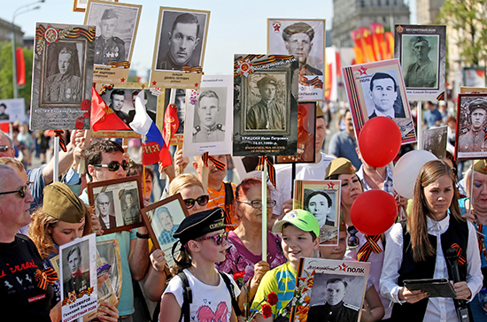 В Кремле прокомментировали решение организаторов перенести акцию «Бессмертный полк» 
