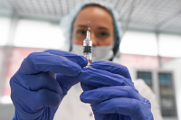 Вакцинация против гриппа поможет в борьбе с COVID-19, заявил Мурашко