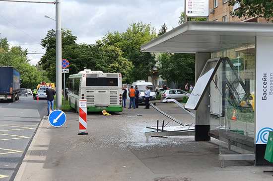 В Москве погибла женщина в результате наезда автобуса на остановку