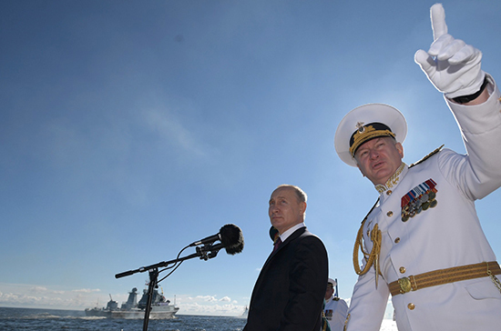 Владимир Путин обошел на катере парадную линию боевых кораблей на Кронштадтском рейде