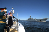 Путин обошел на катере парадную линию кораблей на рейде Невы