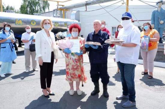 Тимофеева встретилась со старейшими сотрудниками молочного комбината в Ставрополе