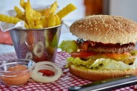 В Великобритании могут запретить рекламу высококалорийной еды