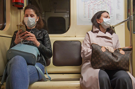 В метро Москвы проводят рейды по проверке наличия масок у пассажиров