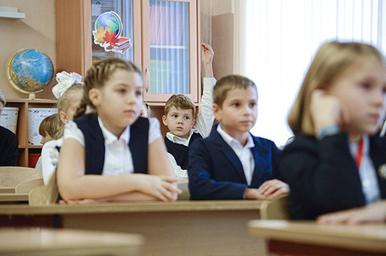 Врач оценил риск вспышки COVID-19 в российских школах