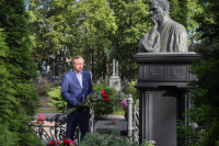 Александр Беглов почтил память первого мэра Петербурга Анатолия Собчака 
