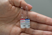 Вакцинация от COVID-19 не отменяет мер предосторожности, заявили в Минздраве